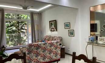 Imagem 5: Apartamento de 3 quartos, sendo um suíte. Está todo reformado e fica em rua arborizada com