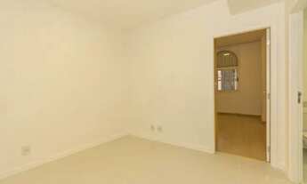 Imagem 5: Fundos! Silencioso! Metros da Praia!