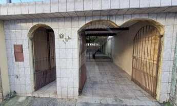 Imagem 2: Casa com 2 quartos, sala, cozinha, banheiro, área de serviço, quintal, 2 vagas de garagem