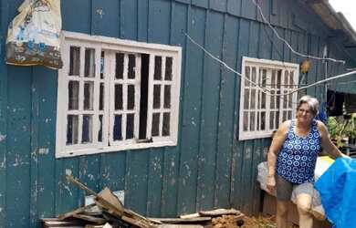 Imagem 2: Doa-se casa de madeira para ser retirada do bairro Espinheiros em Joinville/SC