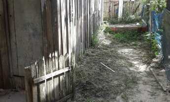 Imagem 8: Terreno com casa de madeira