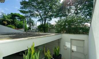 Imagem 2: Localizada em uma rua segura e com segurança 24 horas, esta casa é perfeita para quem valo