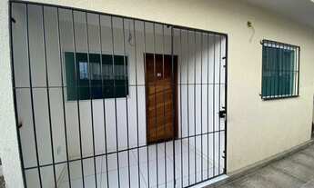 Imagem 3: Casa térrea com 3 quartos, terraço, gradeada, a poucos metros da avenida principal, por R