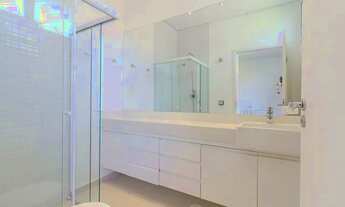 Imagem 3: Casa recém-construída com área de 268m², em centro de terreno, afastada da rua e de imóvei