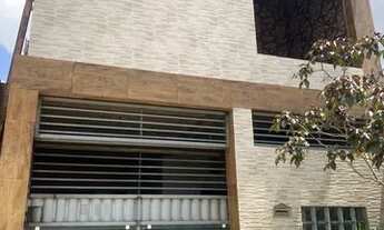 Imagem: 2 casas 1º e 2º andar