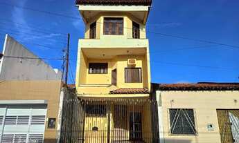 Imagem 2: Exclusivo em Ponto Estratégico: Versatilidade Residencial e Comercial com Área Gourmet de