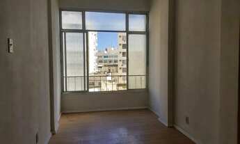 Imagem 2: Quarto e sala espaçoso com vista livre no Catete!