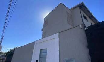 Imagem 2: Quarto grande com vista para o jardim conforto e natureza em um só lugar!