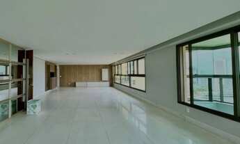 Imagem 3: Um apartamento por andar com 4 quartos com 278m², 2 suítes, sendo uma máster com 42m² e 2