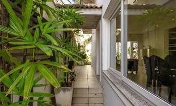 Imagem 3: Localizada em uma rua segura e com segurança 24 horas, esta casa é perfeita para quem valo