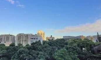 Imagem 4: Apartamento em prédio pequeno em Rua bucólica da Gávea