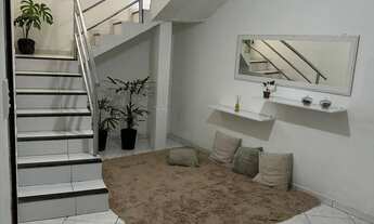 Imagem 5: Casa com dois pavimentos em frente ao portão da UFRB