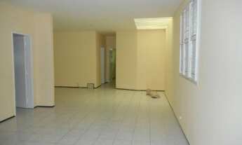 Imagem 4: Ampla casa com 120m², extremamente espaçosa, com 4 quartos sendo 1 suíte, DCE, possui um b