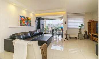 Imagem 6: Apartamento com varanda gourmet e churrasqueira integrada ao living de 102 m², com duas va