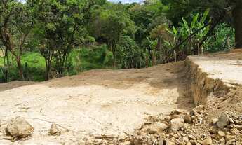 Imagem 7: Meio lote com condomínio em construção