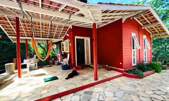 Imagem 3: Casa estilo cabana imersa à mata, rodeado de muito verde e ao pé da Pedra Grande em Atibai