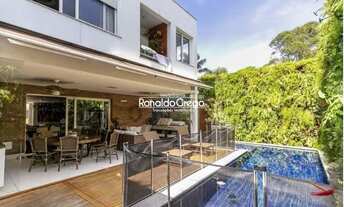 Imagem: 4 dormitórios sendo 1 master c/ banho Sr./Sra