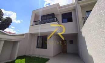 Imagem: Sobrado de frente para rua com terreno à