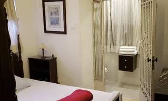 Imagem 2: Suíte numa linda casa em Laranjeiras com serviços