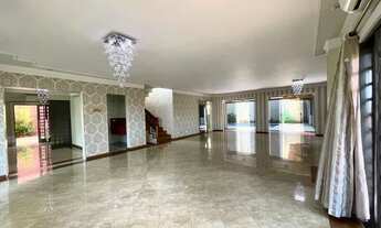 Imagem 6: Casa de condomínio para aluguel e venda possui 520 metros quadrados com 5 quartos