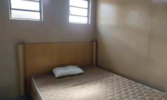 Imagem: Quarto com banheiro privativo mobiliado