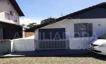 Imagem: Casa de madeira no centro