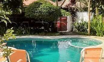 Imagem 6: Casa de temporada em condomínio com piscina e espaço gourmet, a 130 metros da Praia do Láz