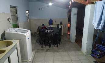 Imagem 3: Vendo casa com barração no fundo