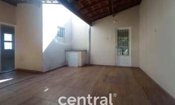 Imagem: Casa térrea, de esquina, portão fechado