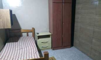 Imagem 2: Quarto com banheiro privativo mobiliado