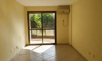 Imagem 2: Sala dois quartos sendo 1 suíte, varanda e armário no quarto suíte