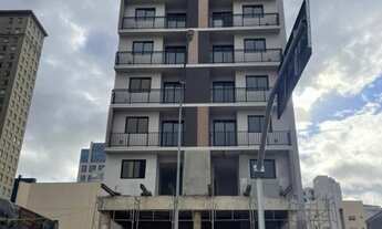 Imagem 2: Stúdio espaço integrado quarto/sala/cozinha, 1 banheiro e com sacada privativa