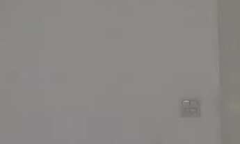 Imagem 7: Sala comercial de 35m² com banheiro privativo e vista frontal