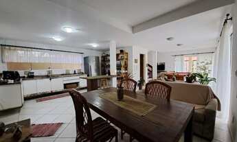 Imagem 2: Casa à Venda com 3 Suítes - 240m², R$2.150.000,00