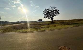 Imagem: Lote plateau dor condominio fechado ao lado