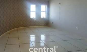 Imagem 2: Casa térrea, de esquina, portão fechado, 02 dormitórios, 1 banheiro com box blindex, cozin