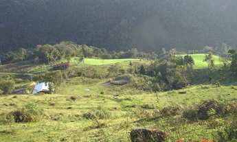 Imagem 2: Sítio com grande cachoeira em Alfredo Wagner-SC