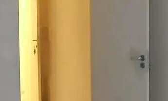 Imagem 6: Sala comercial de 35m² com banheiro privativo e vista frontal