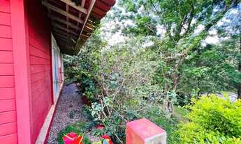 Imagem 5: Casa estilo cabana imersa à mata, rodeado de muito verde e ao pé da Pedra Grande em Atibai