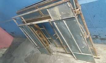 Imagem 3: Janelas boas so coloca alguns vidros e pinta ta nova