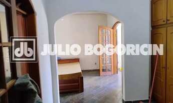 Imagem 6: Esta propriedade oferece uma casa com 2 quartos, piscina, churrasqueira e espaço para até