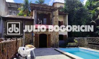 Imagem 2: Esta propriedade oferece uma casa com 2 quartos, piscina, churrasqueira e espaço para até