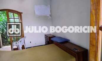 Imagem 7: Esta propriedade oferece uma casa com 2 quartos, piscina, churrasqueira e espaço para até