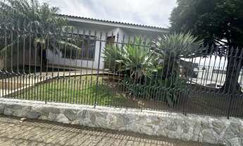 Imagem 2: Casa de Esquina com Garagem no subsolo