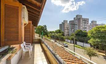 Imagem 2: Casa sobrado no Partenon de 3 dormitórios e amplo pátio