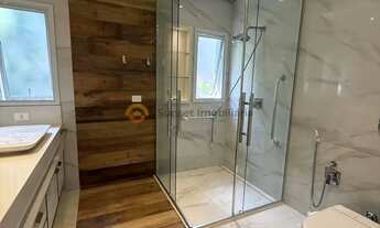 Imagem 7: Residência Mobiliada com 3 Suítes, Escritório e Ambientes Integrados em Condomínio de Alto