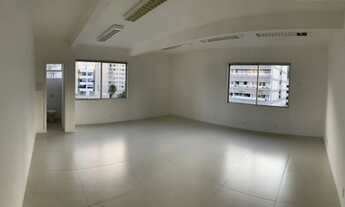 Imagem 3: Sala comercial com 80 m², reformada, no centro da cidade, localizada no Edifício Centro Em