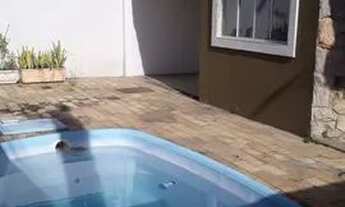 Imagem: Casa duplex com piscina em condomínio na