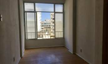 Imagem: Quarto e sala espaçoso com vista livre