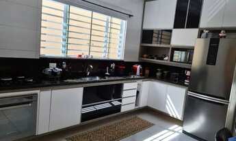 Imagem 4: CASA NO SABOEIRO COM 3 QUARTOS, 3 SUÍTES E UM BANHEIRO SOCIAL, SALA AMPLA